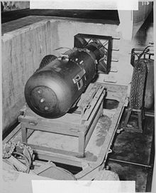 http://upload.wikimedia.org/wikipedia/commons/thumb/e/e0/Atombombe_Little_Boy_2.jpg/220px-Atombombe_Little_Boy_2.jpg